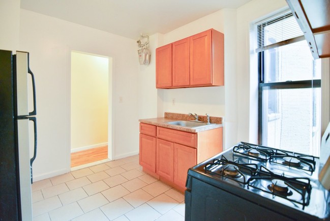 Building Photo - 561 W 186th St
