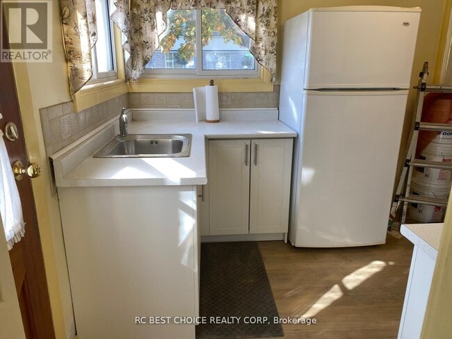 Photo du bâtiment - 1705 Simcoe St N