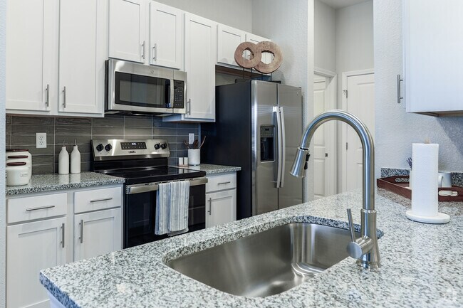 2 habitaciones, 2 baños, 1180 pies cuadrados, cocina - Lakewood Station Apartments