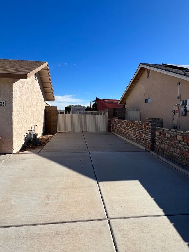 Building Photo - 11525 S Chaparral Dr
