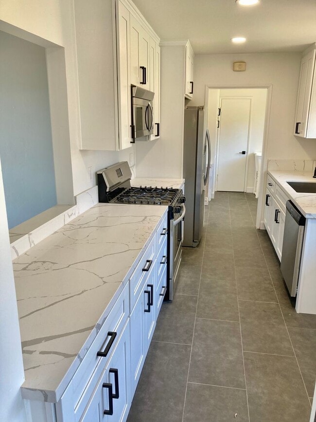 Building Photo - Mid-Century Modern Bay Park Home