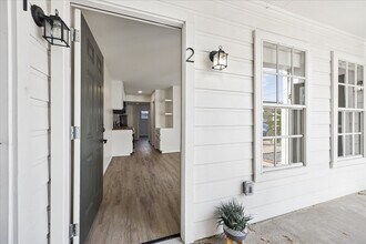 Building Photo - 1011 W 10th St