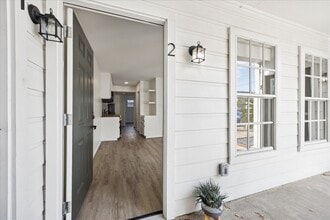 Building Photo - 1011 W 10th St