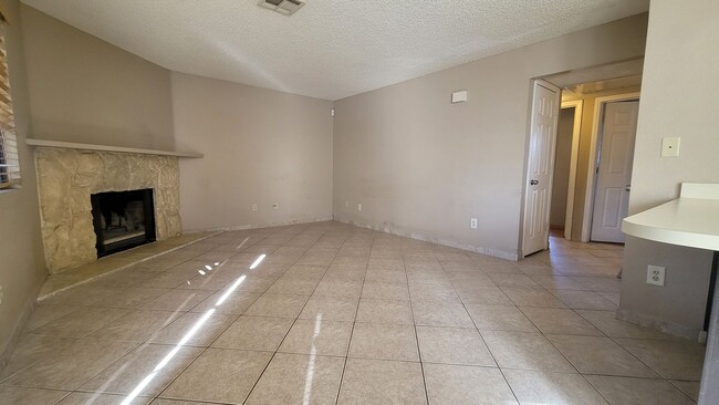 Building Photo - Affordable, Beauty, and Spacious 2Bed 2Bat...