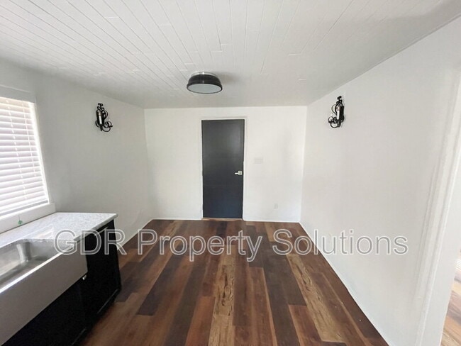 Foto del edificio - 300 San Pasquale Ave NW