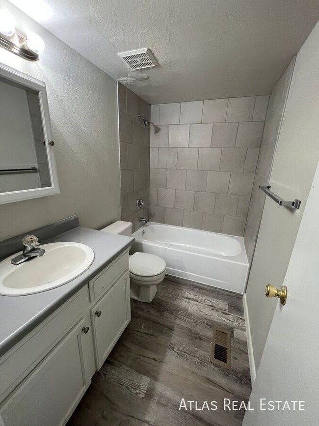 Building Photo - BEAUTIFUL AND SPACIOUS 2 BEDROOM 2 BATHROO...