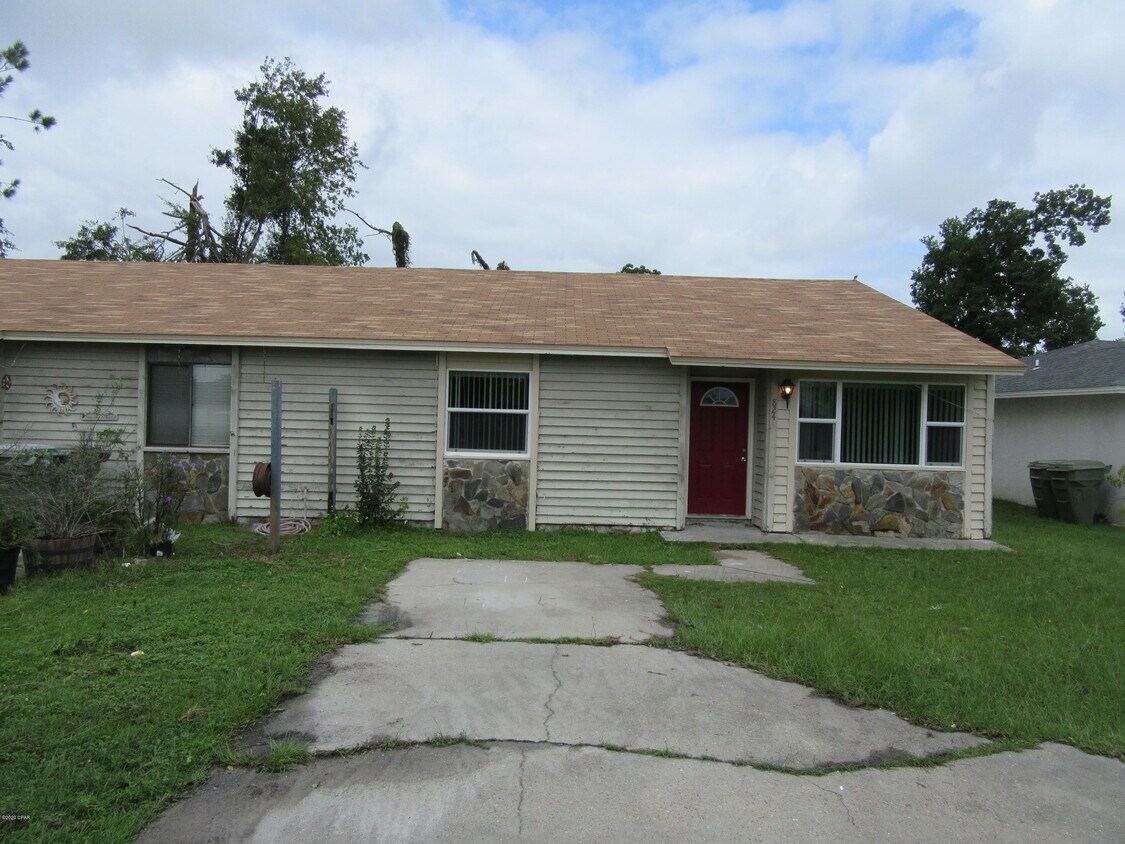 824 Bradley Cir, Lynn Haven, FL 32444 Townhome Rentals in Lynn Haven