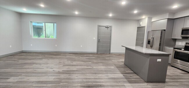 Foto del edificio - 7040 Woodman Ave