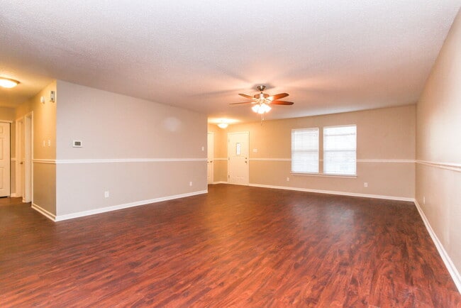 Building Photo - 2425 Woodmont Ct