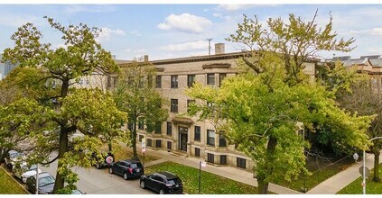 Building Photo - 917 W Waveland Ave