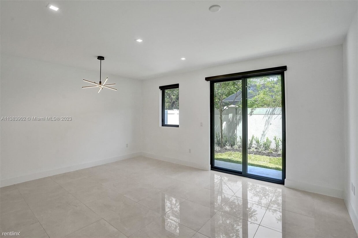 Primary Photo - 3 br, 2.5 bath Townhome - 4133 N Oak Pl