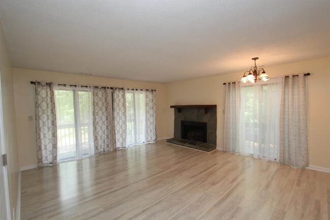 Building Photo - 2604 Fairway Oaks