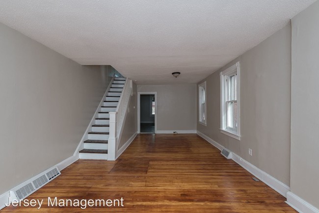 Building Photo - 114 Elm St