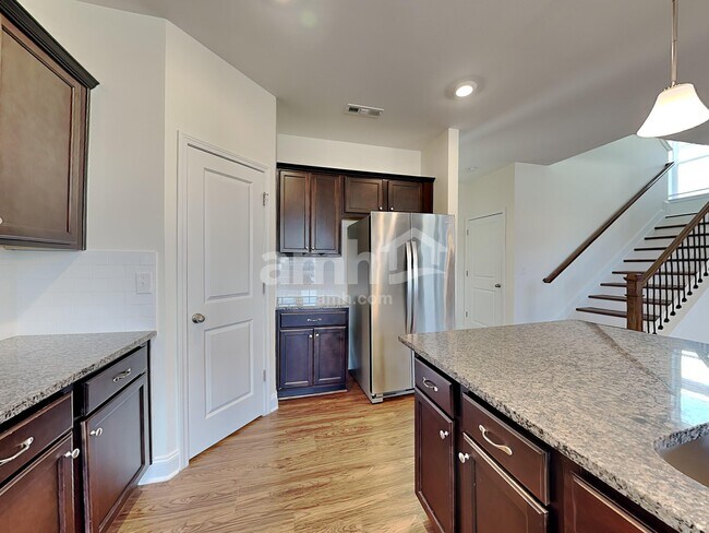 Foto del edificio - 5125 Jack Byrnes Dr