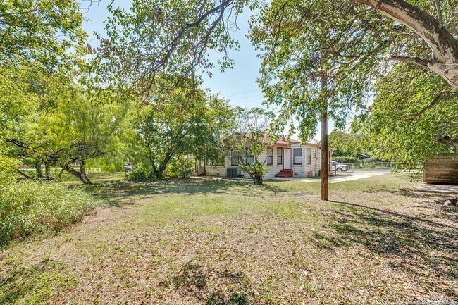 Foto del edificio - 2739 SE Loop 410 Acc Rd