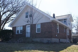 Building Photo - 1006 W Broadway