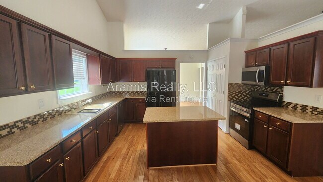 Building Photo - 3241 Cranberry Ln NE
