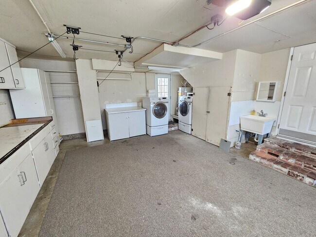 Building Photo - Beautiful 4 Bed 3 Bath on treelined street!