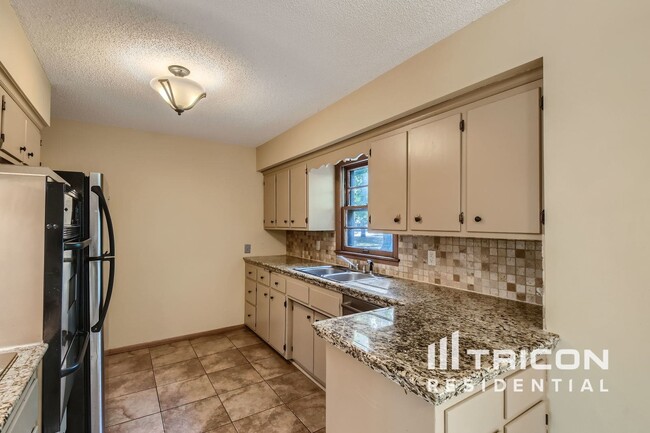 Building Photo - 600 Manor Dr NE
