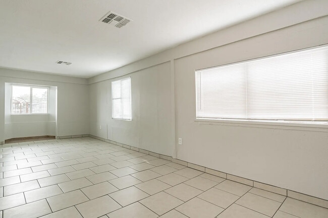 Building Photo - 1408 W Saint Clair St