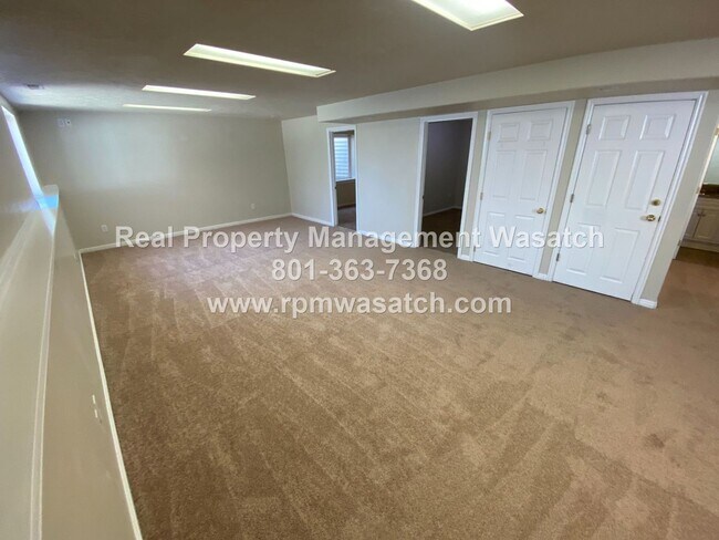Building Photo - Roomy 4 Bed, 3 Bath Home in West Jordan