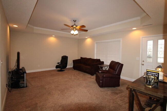 Building Photo - Popular Linwood Plantation - 3/2, huge fen...