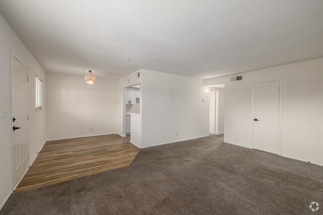 2 habitaciones, 1 baño: sala de estar - Palmetto Square