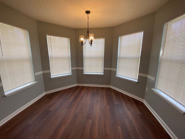 Foto del edificio - 3928 Laurelbrook Dr