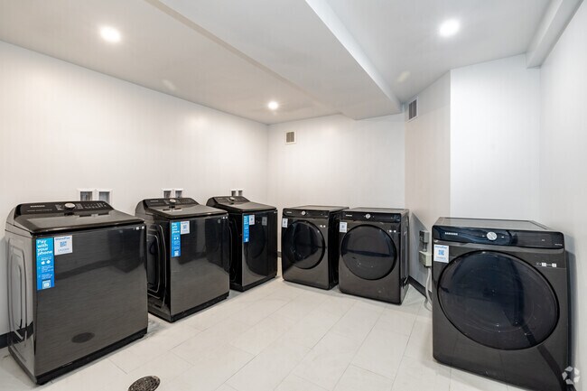 Lavandería en el lugar - Arvada Court Apartments - Utilities included!