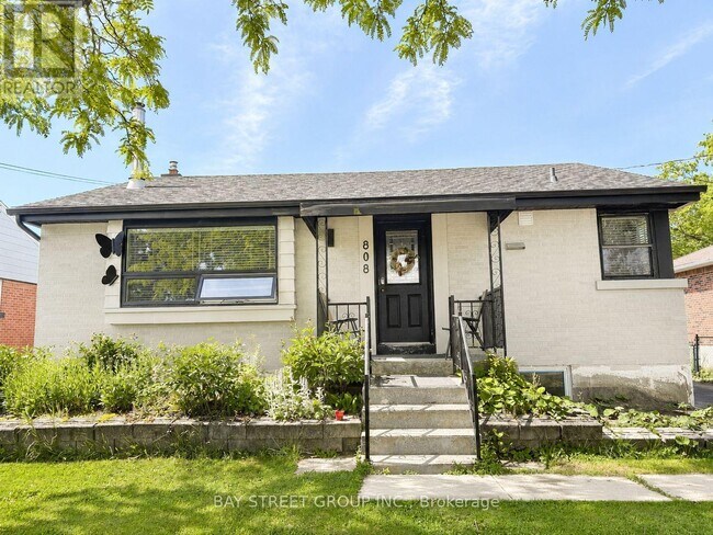 Photo du bâtiment - BSMT - 808 TENTH AVENUE