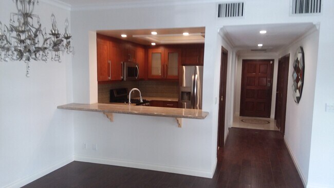 Building Photo - 325 S Swall Dr