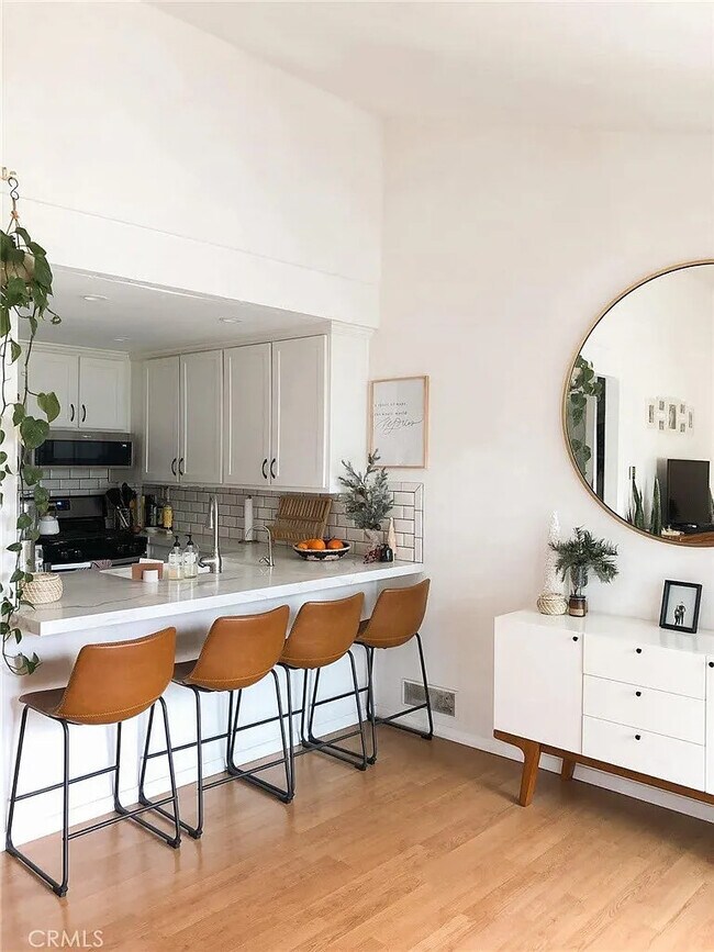 Foto del edificio - Coastal-Chic 1BR with In-Unit Laundry, Central A/C, and All Utilities Included — Steps to Hunting...