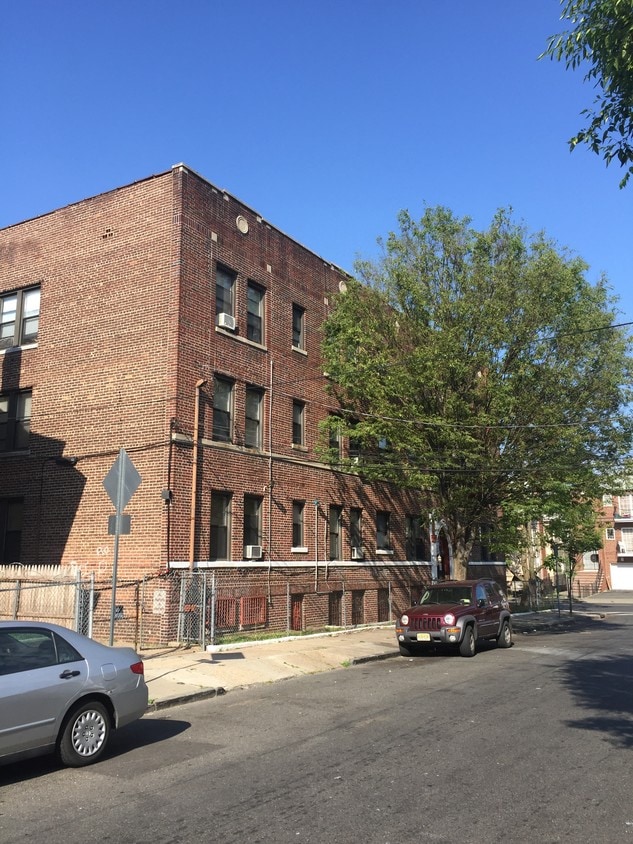 Primary Photo - 1-7 Tillinghast St