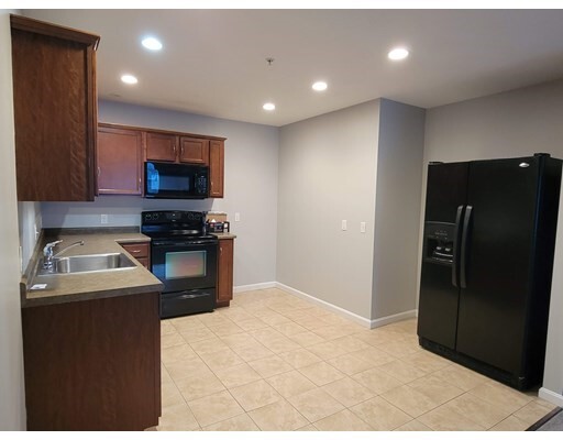 Building Photo - 70 Oak St Ext
