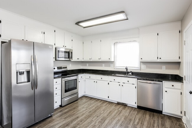 Building Photo - 207 Pinonwood Dr