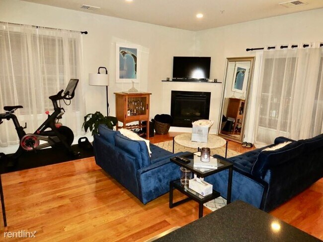 Foto del edificio - 327 W Broadway