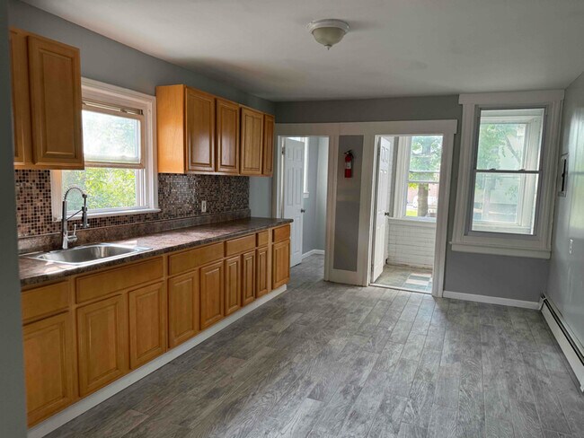 Building Photo - 533 S 10th St