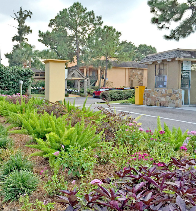 Gate Guardhouse staffed 24/7 - Forest Isle