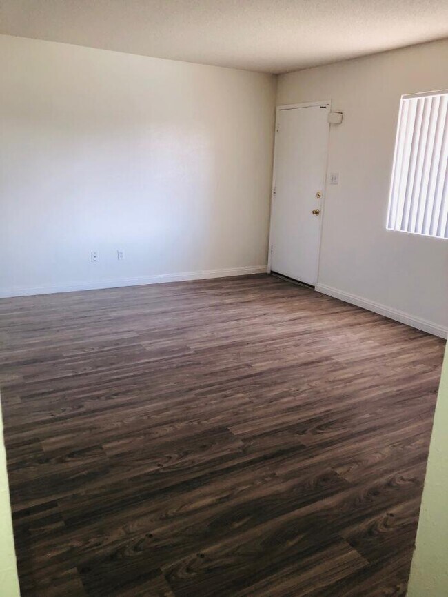 Building Photo - 2 bedroom in Bakersfield CA 93306