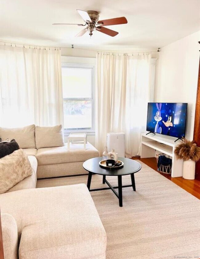 Building Photo - 27 E 9th St