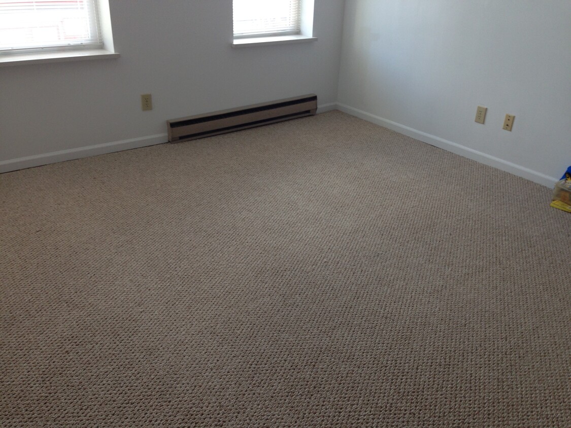 Studio apt - 131 E Lake St