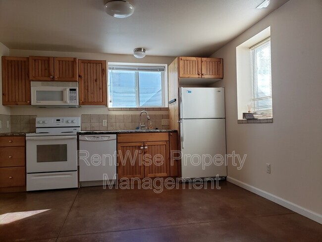 Building Photo - 1141 N Shamrock Ave