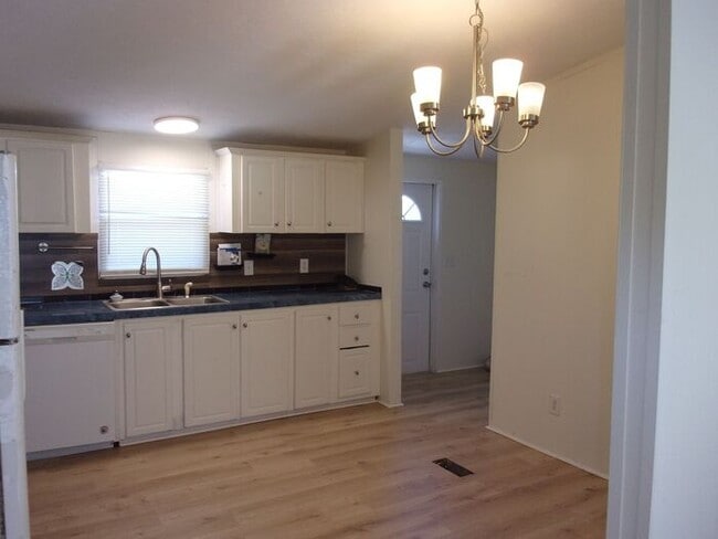 Building Photo - 3 Bedroom 2 Bath Home on over 1 Acre in Ro...