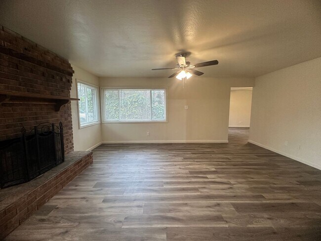 Foto del edificio - Three Bedroom 2 Bathoom with Large Yard