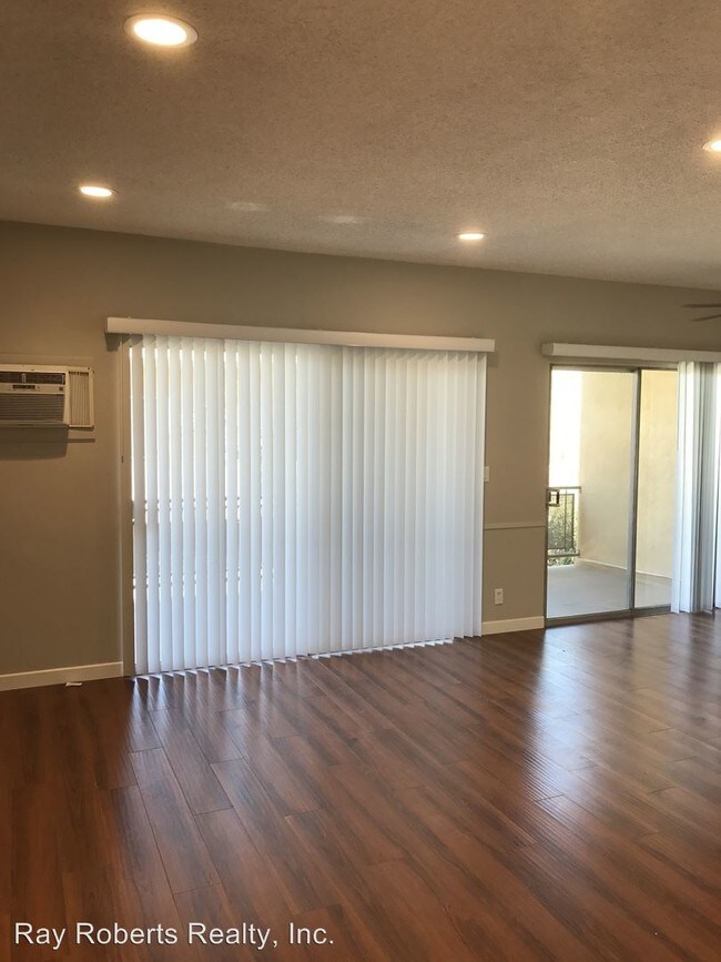 Building Photo - 1411 College View Dr