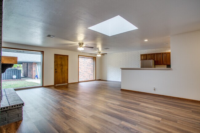 Foto del edificio - 1708 Surrey Ln