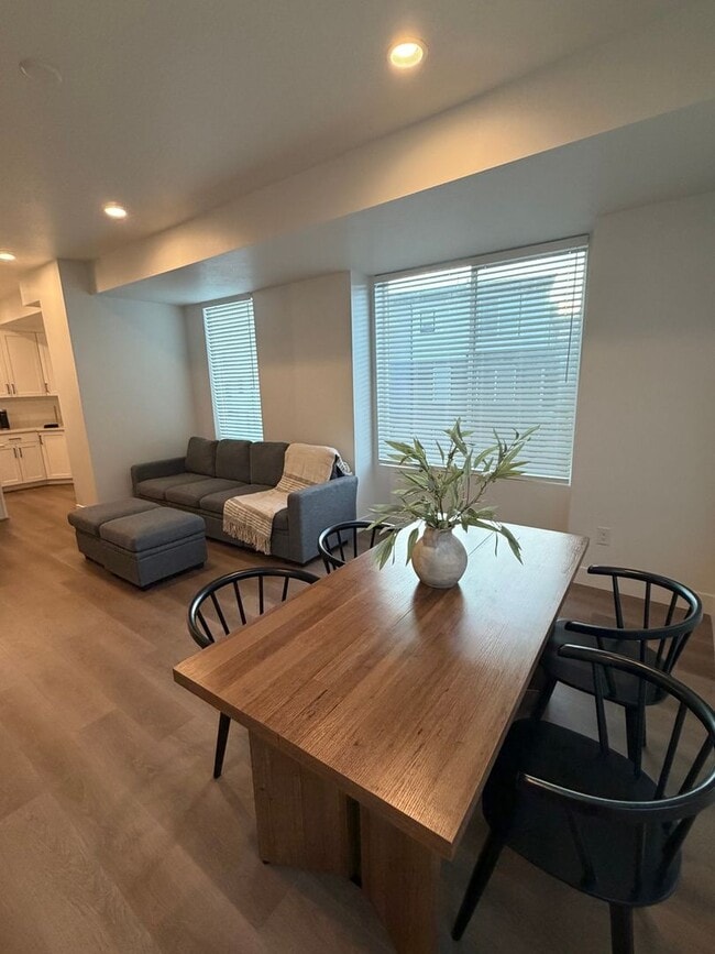 Building Photo - 144 E Abbeville Ct