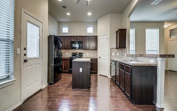 Building Photo - 634 Creekside Cir