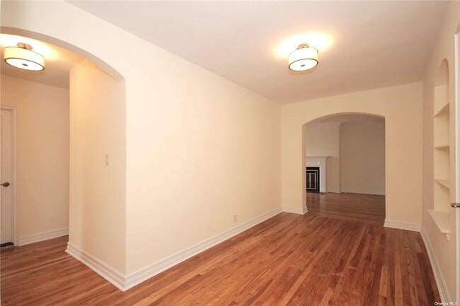 Building Photo - 160 S Middle Neck Rd