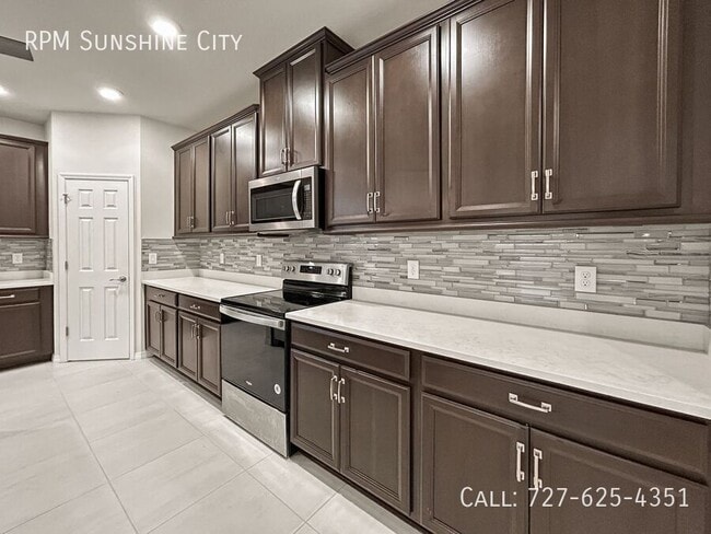 Building Photo - 13413 Palmera Vista Dr